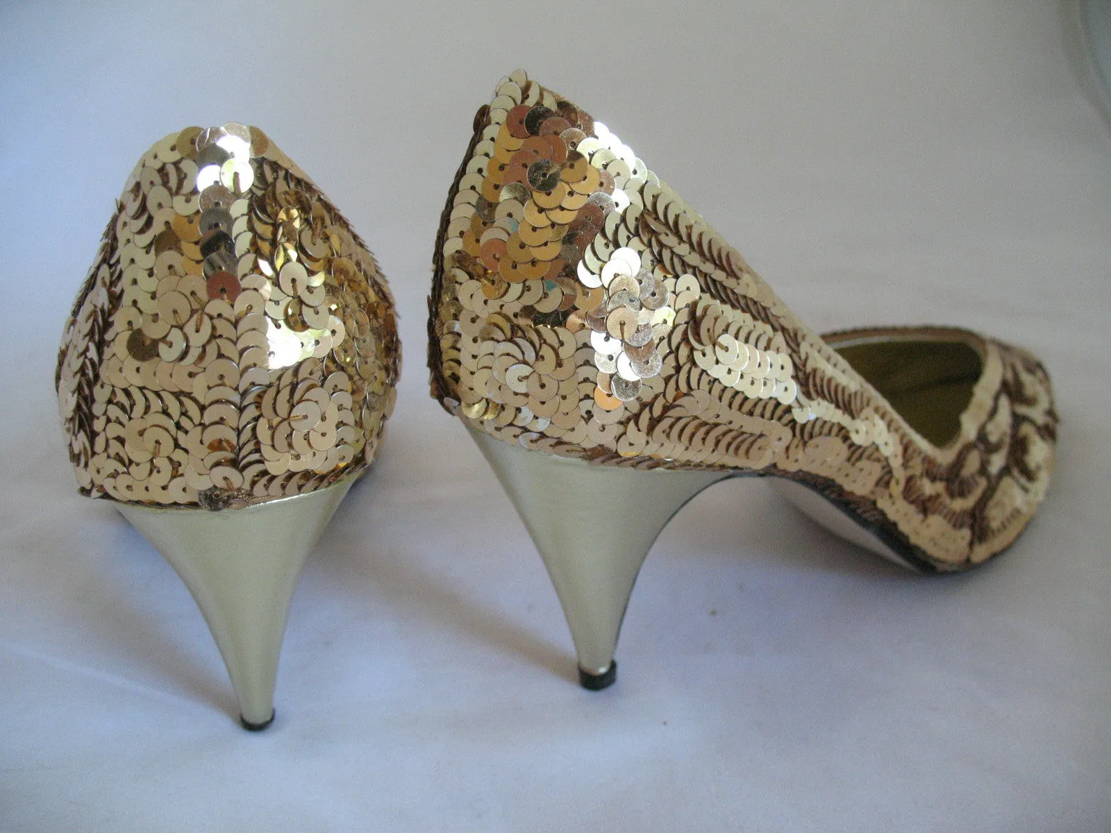 J.RENEE New With Defect Womens Metallic Yellow Gold Sequin Shoes 3in High Heels Sequins Upper Ladies Classics Pumps Size 6M 6 M